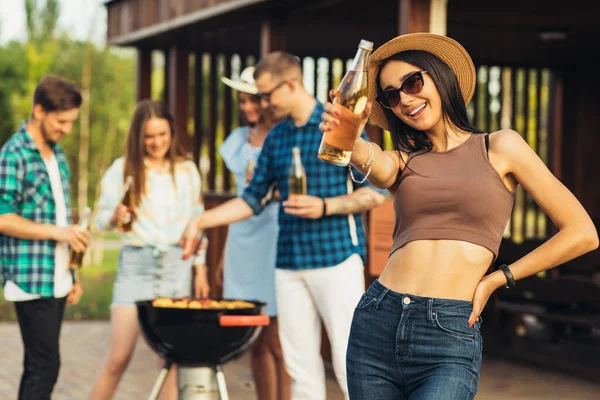 Schöne Junge Frau Mit Sommermütze Und Sonnenbrille Hintergrund Mit Einer — Stockfoto