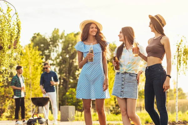 Drie Mooie Vriendinnen Die Plezier Hebben Een Picknick Drankjes Drinken — Stockfoto