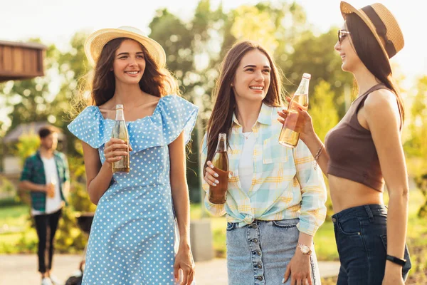 Três Lindas Namoradas Divertindo Piquenique Bebendo Bebidas Conversando Grupo Jovens — Fotografia de Stock