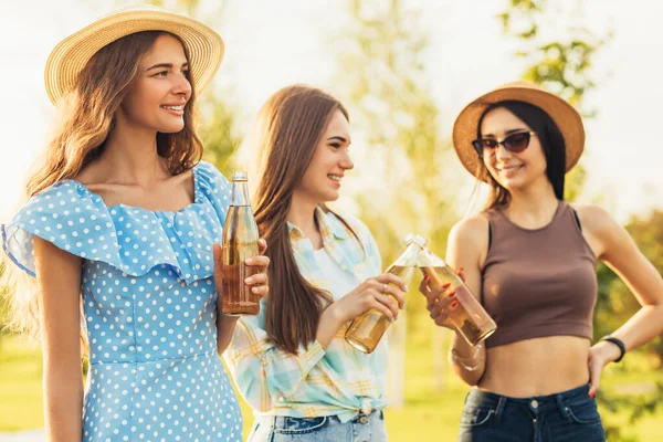 Groep Jonge Studenten Vrienden Die Plezier Hebben Het Terras Bier — Stockfoto