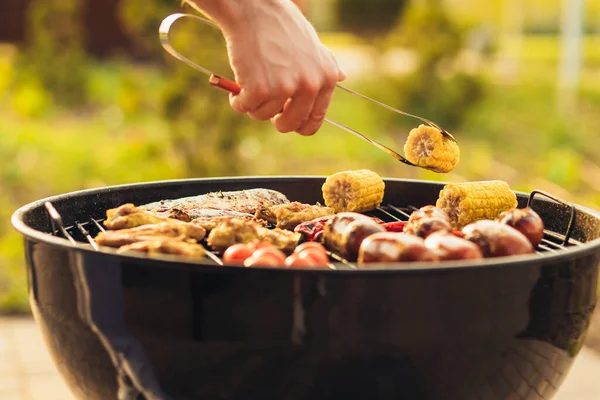 Assortiment Van Verse Gezonde Groenten Vlees Worsten Gegrild Een Heet — Stockfoto