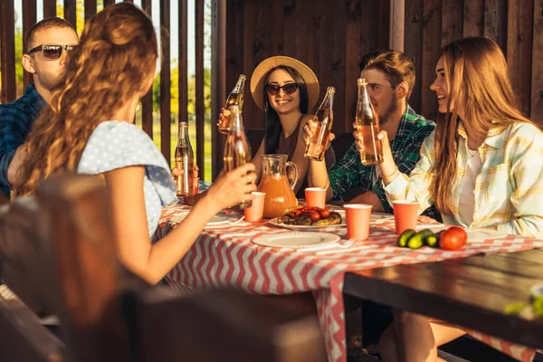 Jovens Amigos Estão Divertindo Bebendo Bebidas Casa Jantar Livre Pessoas — Fotografia de Stock