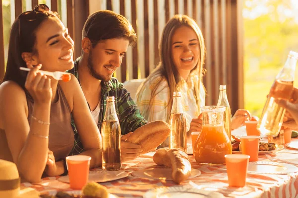 Companhia Jovens Amigos Estão Sentados Mesa Bebendo Bebidas Cerveja Divertindo — Fotografia de Stock