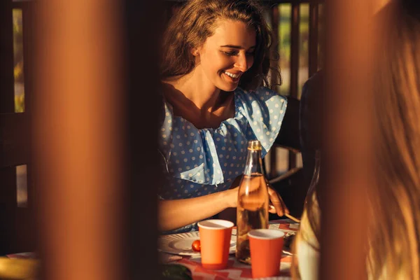 Szczęśliwa Piękna Młoda Kobieta Obiad Przy Stole Świeżym Powietrzu Pikniku — Zdjęcie stockowe
