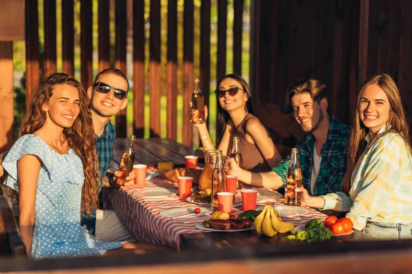 Fiatal Barátok Grill Piknik Természetben Játék Szórakozás Együtt Vacsora Asztalnál — Stock Fotó
