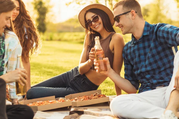 Szczęśliwa Grupa Młodych Przyjaciół Studenci Piją Drinki Siedząc Kocu Trawie — Zdjęcie stockowe