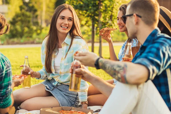 Uśmiechnięci Młodzi Studenci Urządzający Piknik Parku Trawie Młodzi Przyjaciele Cieszący — Zdjęcie stockowe