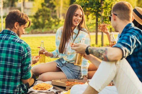 Piknik Świeżym Powietrzu Grupa Młodych Przyjaciół Zachodzie Słońca Wiosenny Dzień — Zdjęcie stockowe