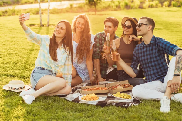 Grupo Jovens Sentado Cobertor Piquenique Divertindo Junto Com Pizza Bebidas — Fotografia de Stock