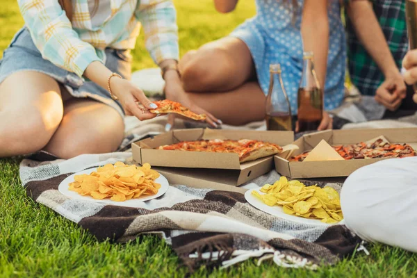 Família Amigos Almoçando Com Pizza Livre Piquenique Dia Ensolarado Grama — Fotografia de Stock