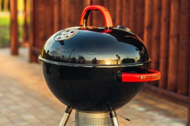Doğada barbekü mangalı, açık havada barbekü, yaz tatili, piknik konsepti.