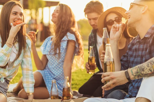 Grupo Amigos Sorridentes Comendo Pizza Piquenique Parque Verão Amizade Lazer — Fotografia de Stock