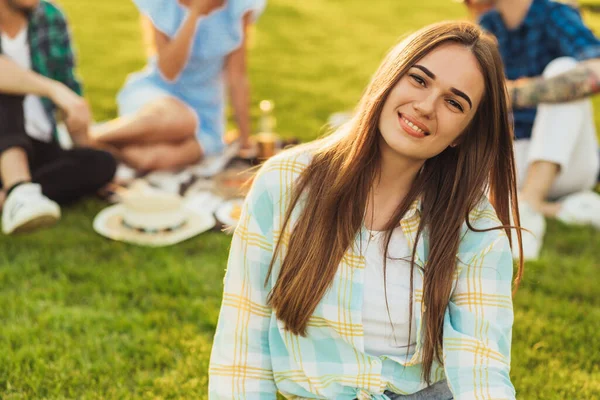 快乐的年轻女人穿着休闲装 和她的朋友在一起 坐在草坪上野餐 在公园里野餐 在夏天野餐 — 图库照片