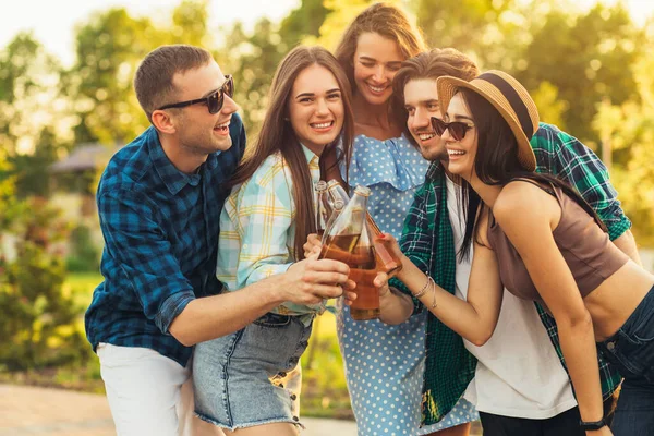 Vriendengroep Proost Tijdens Een Barbecue Buiten Natuur Happy People Having — Stockfoto