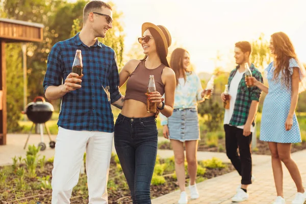 Jovens Estudantes Felizes Caminhando Juntos Livre Parque Verão Grupo Jovens — Fotografia de Stock