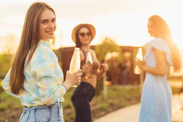 Tres Hermosas Jóvenes Amigas Sonrientes Caminando Por Parque Bebiendo Bebidas —  Fotos de Stock