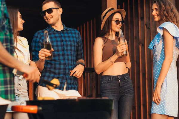 Gruppe Fröhlicher Junger Freunde Sommerkleidung Freunde Haben Spaß Trinken Getränke — Stockfoto