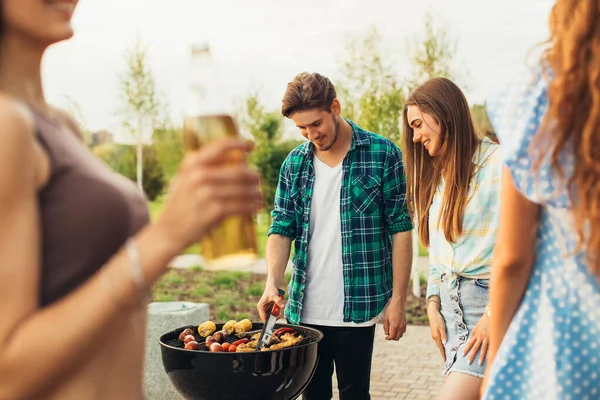 Mann Macht Grill Verschiedene Gemüsesorten Und Chicken Wings Mit Würstchen — Stockfoto