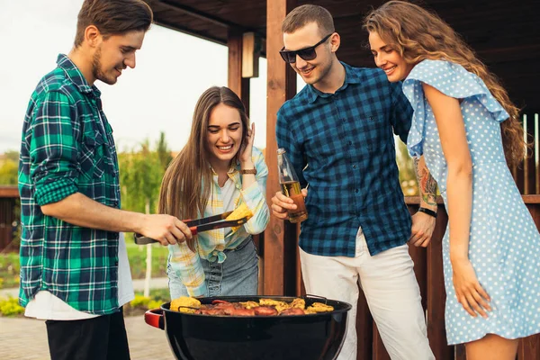 Gruppe Fröhlicher Junger Freunde Sommerkleidung Freunde Haben Spaß Trinken Getränke — Stockfoto