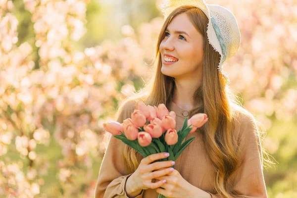 Glückliche Schöne Junge Frau Einem Park Mit Frühlingsblühenden Bäumen Schöne — Stockfoto