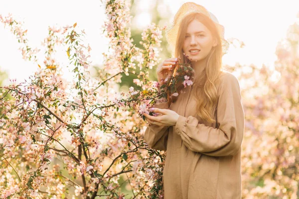 Junge Schöne Frau Kirschblüten Lächelnde Frau Posiert Der Nähe Eines — Stockfoto