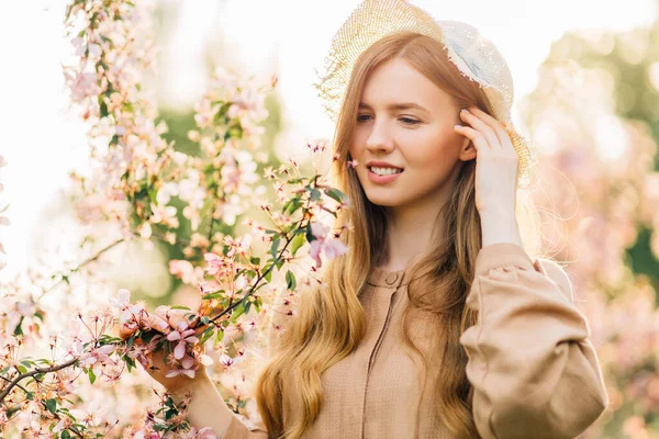 Porträt Einer Schönen Blonden Jungen Charmanten Frau Einem Frühlingsgarten Frau — Stockfoto