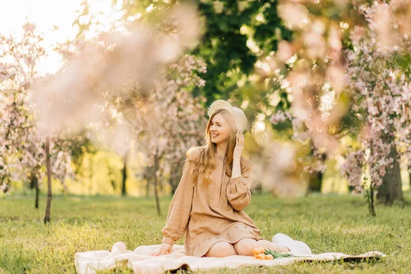 柔嫩可爱的年轻女子 金黄色的长发 享受着春天苹果树花园的盛开 女人在花园里的花朵里 春天的公园里 春天的春天 — 图库照片