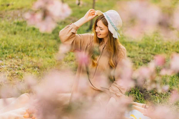 Porträt Einer Jungen Frau Blühenden Garten Frühling Glückliche Frau Über — Stockfoto