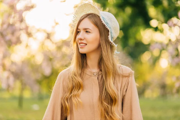 Lächelnde Junge Schöne Frau Hut Und Kleid Attraktive Frau Umgeben — Stockfoto