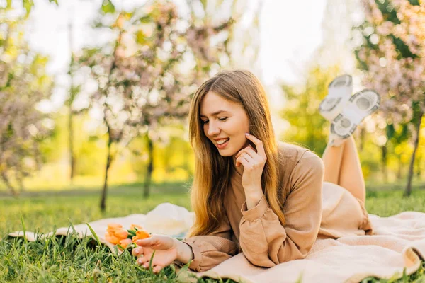 Bela Jovem Sorridente Com Buquê Tulipas Rosa Chapéu Palha Senta — Fotografia de Stock