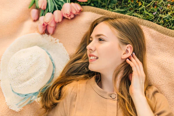 Schöne Lächelnde Junge Frau Mit Einem Strauß Rosa Tulpen Strohhut — Stockfoto