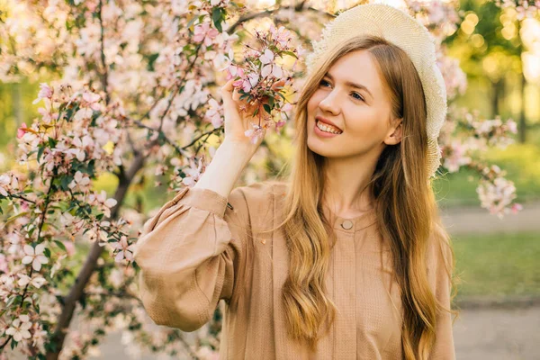 Zartes Lächeln Junge Frau Riecht Blume Hält Zweig Des Blühenden — Stockfoto