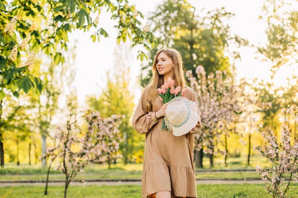 Våren Luften Gentle Kvinna Porträtt Blommande Ros Trädgård Feminitet Leende — Stockfoto
