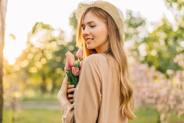 Nette Junge Frau Sommerlichen Strohhut Mit Einem Strauß Rosa Tulpen — Stockfoto