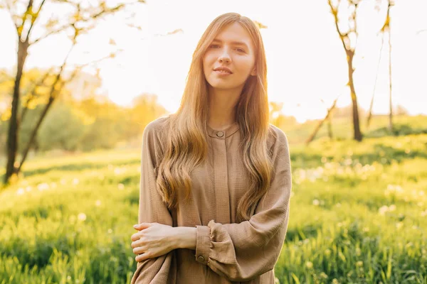 Retrato Uma Bela Jovem Mulher Sorrindo Feliz Verão Ensolarado Dia — Fotografia de Stock