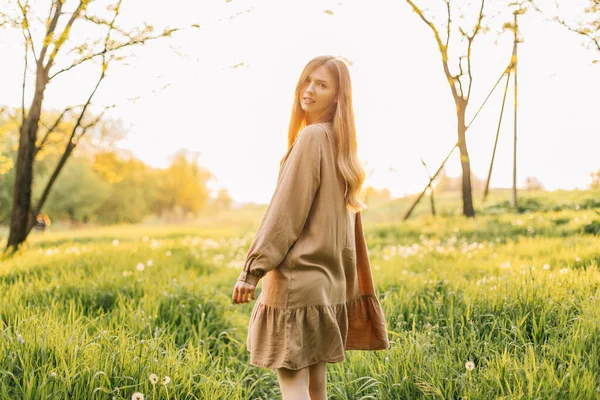 Glücklich Lächelnd Schöne Junge Frau Mit Langen Haaren Spaziergänge Bei — Stockfoto