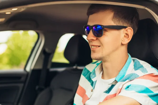 Feliz Conductor Masculino Sonriendo Joven Conduciendo Coche Mientras Está Sentado — Foto de Stock