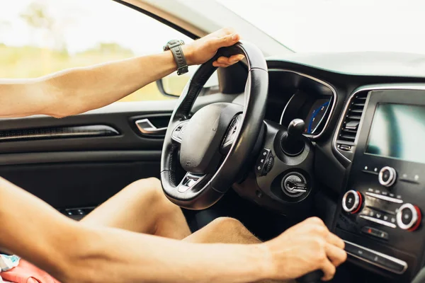 Close Motorista Dirigindo Carro Com Vista Dentro Homem Assento Motorista — Fotografia de Stock