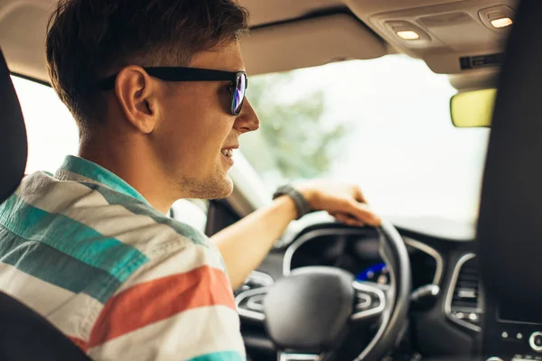 Jovem Homem Bonito Óculos Sol Dirigindo Carro Para Viajar Homem — Fotografia de Stock