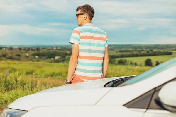 Młody Mężczyzna Podróżnik Cieszący Się Pięknym Krajobrazem Podczas Jazdy Samochodem — Zdjęcie stockowe