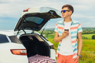 Seyahat - güneş gözlüklü yakışıklı adam, arabayla seyahat, tatilde araba kiralama, seyahat konsepti