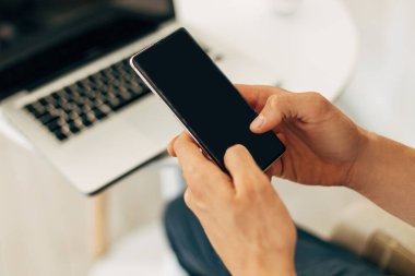 Modern cihazlarla çalışan, laptop, cep telefonu ve iş konsepti kullanan bir adam.