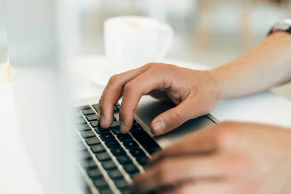 Mann Arbeitet Benutzt Laptop Auf Holztisch Tippt Hände Auf Tastatur — Stockfoto