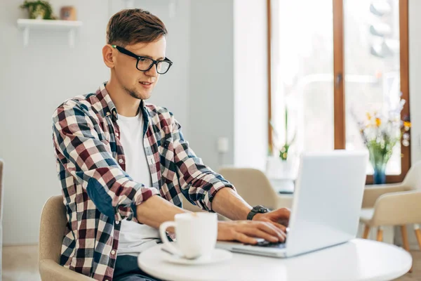 Retrato Joven Sentado Mesa Café Joven Hombre Negocios Guapo Usando — Foto de Stock