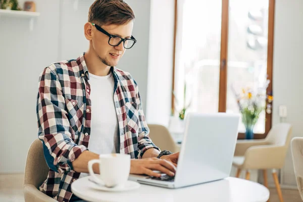 Feliz Joven Elegante Hombre Con Gafas Utiliza Ordenador Portátil Para — Foto de Stock