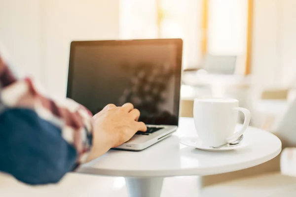 Hombre Usando Ordenador Portátil Cafetería Sentado Mesa Madera Manos Masculinas — Foto de Stock