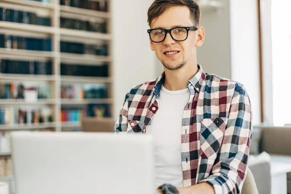 Joven Gafas Negocios Sienta Una Mesa Café Trabaja Ordenador Portátil — Foto de Stock