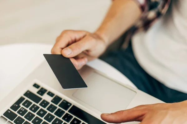 Mãos Segurando Cartão Crédito Plástico Usando Laptop Fazendo Compras Line — Fotografia de Stock