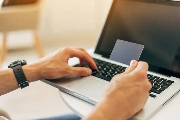 Płatność Online Mężczyzna Posiadający Kartę Kredytową Korzystający Laptopa Domu Człowiek — Zdjęcie stockowe
