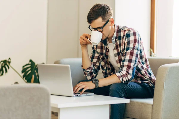 Gerente Masculino Joven Que Trabaja Través Computadora Portátil Casa Hombre — Foto de Stock